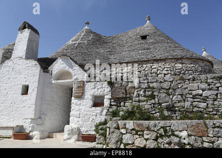 Der Trullo Siamese, ein Twin-roofed Haus und Denkmal im Bezirk Rione Monte Alberobello, Apulien, Italien. Die Stadt ist ein UN Stockfoto