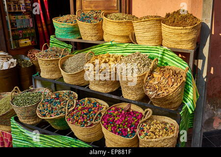 Körbe mit getrockneten Blüten, Rosenblätter, Knospen und Kräuter im Souk. Marokko Stockfoto