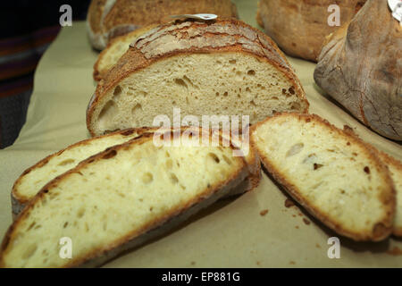 Frisch gebackenes Brot in Altamura, Apulien, Italien. Das DOP gesteuert Bereich alt Brot wird in einem Holzofen-Bäckerei gebacken. Stockfoto