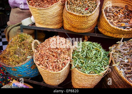 Körbe mit getrockneten Gewürzen, Blüten und Kräutern im Souk. Marokko Stockfoto