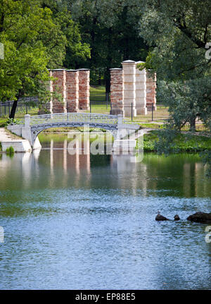 Die kleine schäbige Brücke im Park über einen Teich. Gattschina. Petersburg. Russland. Stockfoto