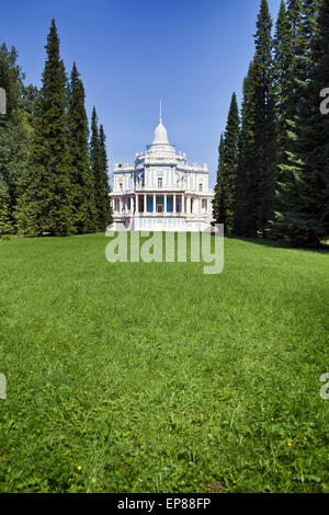 Wasserrutsche-Pavillon. Oranienbaum (Lomonosov). Oberen Park. Stockfoto