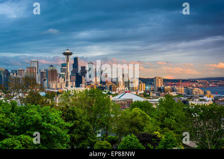 Sonnenuntergang Blick auf die Skyline von Seattle aus Kerry Park in Seattle, Washington. Stockfoto