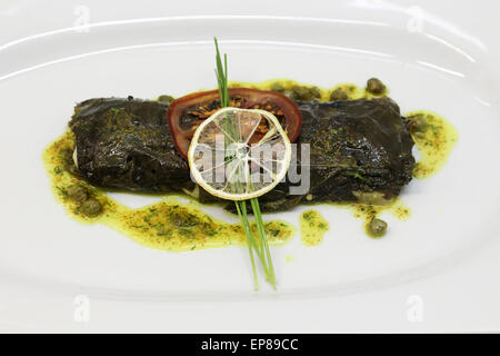 Gefüllte Scholle Weinblätter in einem weißen Teller serviert. Stockfoto