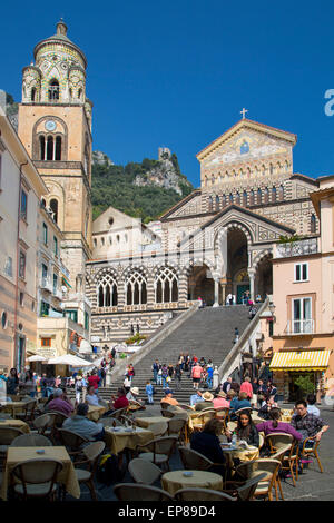 Straßencafés in Piazza Duomo Cattedrale di Sant'Andrea oder Duomo di Amalfi, Amalfi, Kampanien, Italien Stockfoto