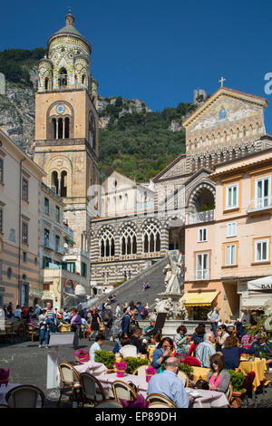 Cafés im Freien in Piazza Duomo unterhalb der Cattedrale di Sant Andrea oder Duomo di Amalfi, Amalfi, Kampanien, Italien Stockfoto