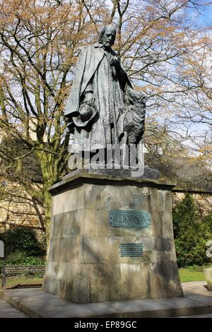 Statue von Alfred Lord Tennyson auf dem Dom Grün von Kathedrale von Lincoln, Lincoln, Lincolnshire, England. Stockfoto