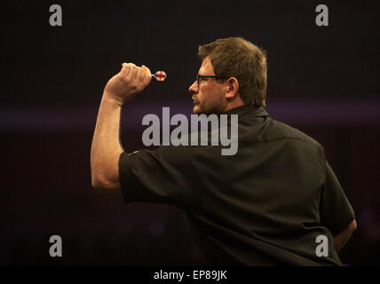 Brighton, UK. 14. Mai 2015. Betway Premier League Darts. Spieltag 15. James Wade [ger] in Aktion während seines Spiels mit Phil Taylor [ENG] Credit: Action Plus Sport/Alamy Live News Stockfoto