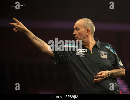 Brighton, UK. 14. Mai 2015. Betway Premier League Darts. Spieltag 15. Phil Taylor [ger] in Aktion während seines Spiels mit James Wade [ENG] Credit: Action Plus Sport/Alamy Live News Stockfoto