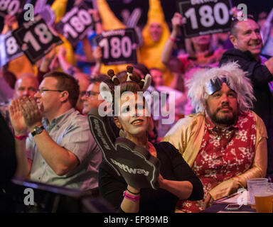 Brighton, UK. 14. Mai 2015. Betway Premier League Darts. Spieltag 15. Dart-Fans bei der 2015 Premier League Darts. Bildnachweis: Aktion Plus Sport/Alamy Live-Nachrichten Stockfoto