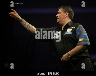 Brighton, UK. 14. Mai 2015. Betway Premier League Darts. Spieltag 15. Gary Anderson [SCO] in Aktion während seines Spiels mit Adrian Lewis [ENG]. Bildnachweis: Aktion Plus Sport/Alamy Live-Nachrichten Stockfoto