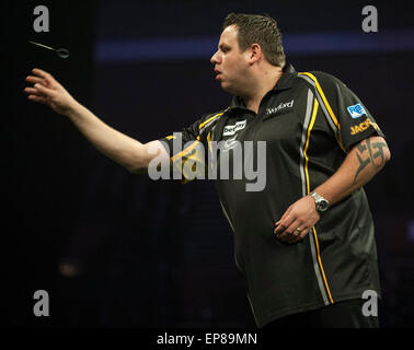 Brighton, UK. 14. Mai 2015. Betway Premier League Darts. Spieltag 15. Adrian Lewis [ger] in Aktion während seines Spiels mit Gary Anderson [SCO]. Bildnachweis: Aktion Plus Sport/Alamy Live-Nachrichten Stockfoto