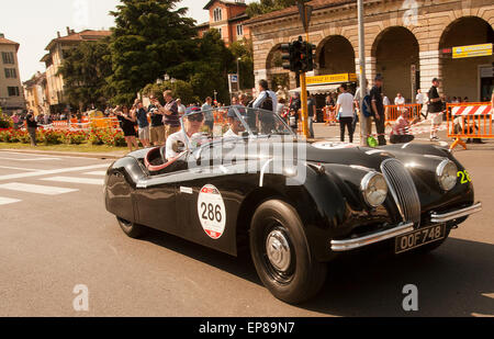 Brescia, Italien. 14. Mai 2015. Teilnehmer in Piazza Vittoria für den Beginn der klassischen italienischen Straße Rennen die Mille Miglia von Brescia nach Rom und zurück wieder über 1000 Meilen. Kredit-14.05.2015: Theodore Liasi/Alamy Live-Nachrichten Stockfoto