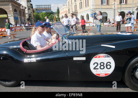 Brescia, Italien. 14. Mai 2015. Teilnehmer in Piazza Vittoria für den Beginn der klassischen italienischen Straße Rennen die Mille Miglia von Brescia nach Rom und zurück wieder über 1000 Meilen. Kredit-14.05.2015: Theodore Liasi/Alamy Live-Nachrichten Stockfoto