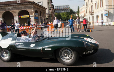 Brescia, Italien. 14. Mai 2015. Teilnehmer in Piazza Vittoria für den Beginn der klassischen italienischen Straße Rennen die Mille Miglia von Brescia nach Rom und zurück wieder über 1000 Meilen. Kredit-14.05.2015: Theodore Liasi/Alamy Live-Nachrichten Stockfoto