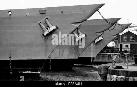 AJAXNETPHOTO. 22. MAI 2003. PORTSMOUTH, ENGLAND. -REDUNDANTE FREGATTEN - TYP 22 KÖNIGLICHE MARINE FREGATTEN AUFGELEGT NOCH NICHT ZUR VERFÜGUNG.  FOTO: JONATHAN EASTLAND/AJAX REF: TC4298BW 4 1A Stockfoto