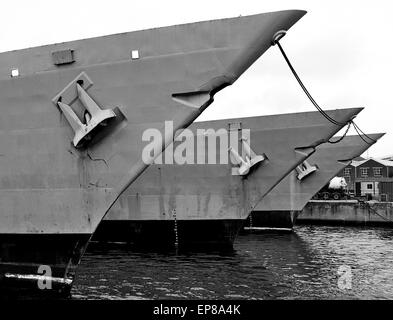 AJAXNETPHOTO. 22. MAI 2003. PORTSMOUTH, ENGLAND. -REDUNDANTE FREGATTEN - TYP 22 KÖNIGLICHE MARINE FREGATTEN AUFGELEGT NOCH NICHT ZUR VERFÜGUNG.  FOTO: JONATHAN EASTLAND/AJAX REF: TC4298BW 5 2A Stockfoto