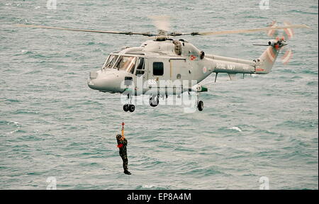 AJAXNETPHOTO 20. August 2009. BOURNEMOUTH, ENGLAND - ROYAL FLEET AUXILIARY BESUCHER - CPL ALAN HOCKING DER ROYAL MARINES COMMANDO DISPLAY TEAM MIT EINEM BUCHSTABEN AUS DEM ERSTEN SEELORD IST WINDE VON EINEM LUCHS AUF DEM FLUGDECK DER RFA LSDA MOUNTS BAY AUS BOURNEMOUTH SOMMER DER AIRSHOW IN GESENKT. FOTO: JONATHAN EASTLAND/AJAX REF: 920081 09 7 Stockfoto