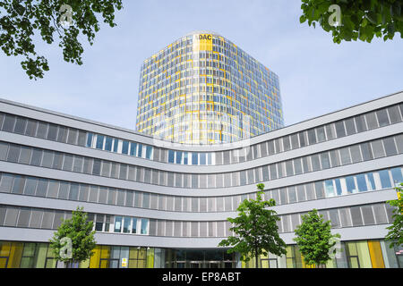 Fassade des neuen modernen ADAC Hauptsitz und Niederlassungen aufzubauen. ADAC ist der größte Verein für Autobesitzer in Europa. Stockfoto