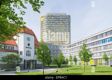 Alte kleine Clubhaus und die neue ADAC-zentrale mit 18-geschossigen Büroturm erhebt sich über eine 5-geschossige Basis für 2.400 Mitarbeiter beherbergt. Stockfoto