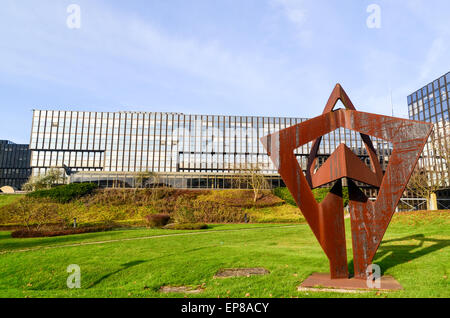 Skulptur bei der Europäischen Kommission (Bâtiment Jean Monnet) im Europaviertel, Kirchberg, Luxemburg Stockfoto