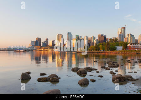 Skyline von Vancouver British Columbia Kanada City durch den Blick auf den Hafen vom Stanley Park entlang des False Creek bei Sonnenaufgang Stockfoto