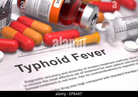 Typhus - gedruckte Diagnose mit roten Pillen, Spritzen und Spritze. Medizinisches Konzept mit selektiven Fokus. Stockfoto