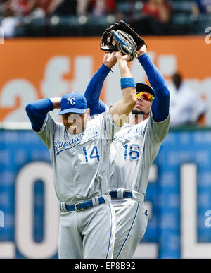 Arlington, TX, USA. 14. Mai 2015. Kansas City Royals zweiter Basisspieler Omar Infante (14) fängt einen Fly Ball mit Kansas City Royals Recht Fielder Paulo Orlando (16) versuchen, das Spiel als auch in der Major League Baseball Spiel zwischen den Kansas City Royals und die Texas Rangers im Globe Life Park in Arlington, TX. Tim Warner/CSM/Alamy Live-Nachrichten Stockfoto