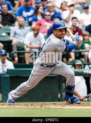 Arlington, TX, USA. 14. Mai 2015. Kansas City Royals zweiter Basisspieler Omar Infante (14) Doppel während der Major League Baseball Spiel zwischen den Kansas City Royals und die Texas Rangers im Globe Life Park in Arlington, TX. Tim Warner/CSM/Alamy Live-Nachrichten Stockfoto
