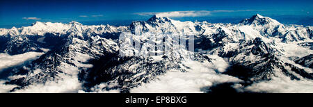 Ein Panorama des Himalaya in Nepal. Everest und Makalu nach rechts (Osten). Stockfoto