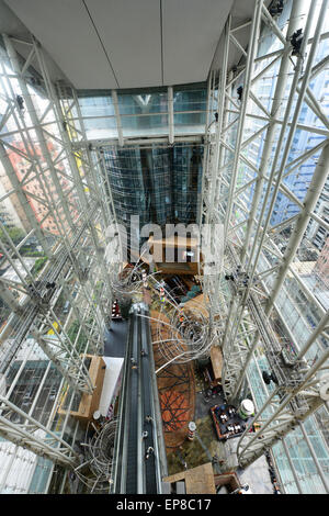 Das Innere der Langham Place Shopping Mall in Kowloon. Stockfoto