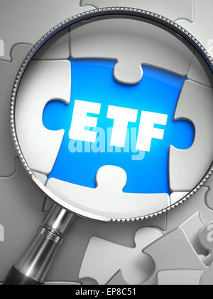 ETF - Exchange Traded Fund - Wort an der Stelle der fehlenden Puzzleteil durch Lupe. Selektiven Fokus. Stockfoto