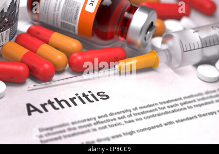 Diagnose - Arthritis. Medizinisches Gutachten mit Zusammensetzung von Medikamenten - rote Pillen, Spritzen und Spritze. Selektiven Fokus. Stockfoto