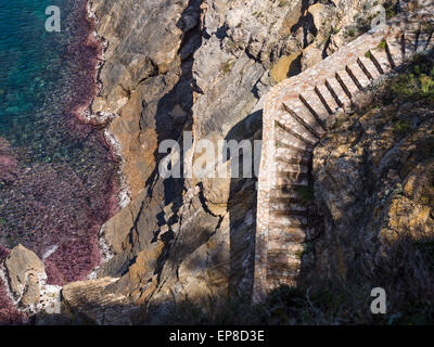 Eine Steintreppe windet sich die Felsen, von den Cami de Ronda-Pfad. Ein Stein Weg zum Ufer lockt Wanderer Stockfoto