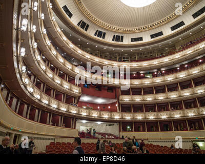 Balkone der Haupthalle an der Wiener Staatsoper. Die gebogene Stufen von Balkone mit dem Orchester sitzen unten. Stockfoto