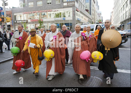 25. internationale Lotus Laternenumzug in der Feier von Buddhas Geburtstag in New York City in New York, 2013. Stockfoto
