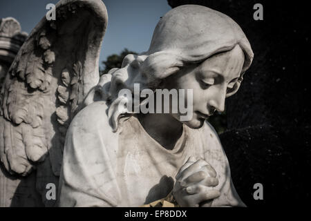 Traurigen betende Engelsstatue in der Cementerio de Los Ilustres, San Salvador. Stockfoto