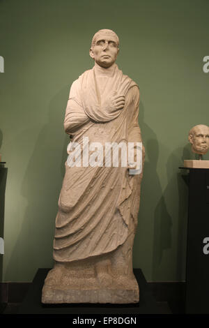 Alter Mann. Portrait mit Toga. Die Statue. 90-60 BC. Roman. Detail-Scroll von seiner Hand. Römische Nationalmuseum. Palast Massimo. Rom. Stockfoto