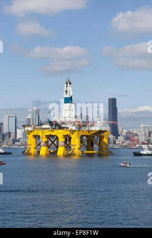 Seattle, Washington, USA. 14. Mai 2015. Shell-Bohrinsel Transocean Polar Pioneer kommt in Seattle am 14. Mai 2015 - Seattle, King County, Washington, USA. Die Bohrinsel zog von Port Angeles nach Seattle am Terminal 5 wo es bis Juni bleiben wird, wie sie für die kommende Saison Bohren bereit ist. Bildnachweis: Paul Gordon/Alamy Live-Nachrichten Stockfoto