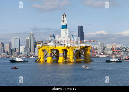 Seattle, Washington, USA. 14. Mai 2015. Shell-Bohrinsel Transocean Polar Pioneer kommt in Seattle am 14. Mai 2015 - Seattle, King County, Washington, USA. Die Bohrinsel zog von Port Angeles nach Seattle am Terminal 5 wo es bis Juni bleiben wird, wie sie für die kommende Saison Bohren bereit ist. Bildnachweis: Paul Gordon/Alamy Live-Nachrichten Stockfoto