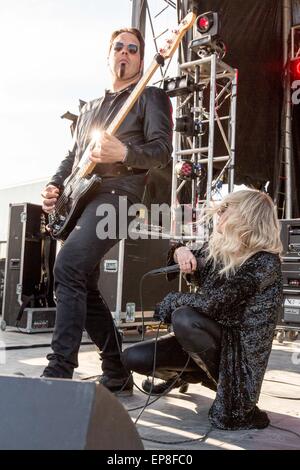 9. Mai 2015 - Somerset, Wisconsin, USA - Sängerin TAYLOR MOMSEN und MARK DAMON von Thre Pretty Reckless durchführen live auf der Bühne beim ersten nördlichen Invasion Music Festival während 'The World am lautesten Monat' im Somerset Amphitheater in Somerset, Wisconsin (Credit-Bild: © Daniel DeSlover/ZUMA Draht) Stockfoto