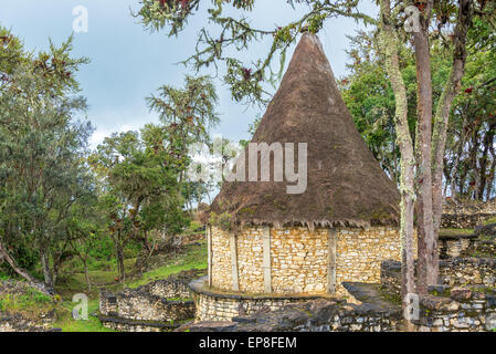 Altes Haus mit einem Strohdach in den Ruinen von Kuelap, Peru Stockfoto