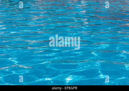 schöne klare Poolwasser reflektiert in der Sonne Stockfoto