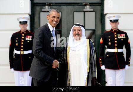 Washington, DC. 13. Mai 2015. US-Präsident Barack Obama begrüßt seine Hoheit Scheich Sabah Al-Ahmed Al-Jaber Al-Sabah, Amir des Staates Kuwait auf dem South Lawn des weißen Hauses 13. Mai 2015 in Washington, DC. Präsident Obama Gastgeber Führer und Delegationen aus dem Golf-Kooperationsrat für Abendessen im blauen Zimmer. Bildnachweis: Olivier Douliery/Pool über CNP - NO WIRE SERVICE - Credit: Dpa/Alamy Live-Nachrichten Stockfoto