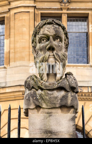 Büste eines klassischen Philosophen im Sheldonian Theatre, entworfen von Christopher Wren, in Oxford, England, Vereinigtes Königreich. Stockfoto