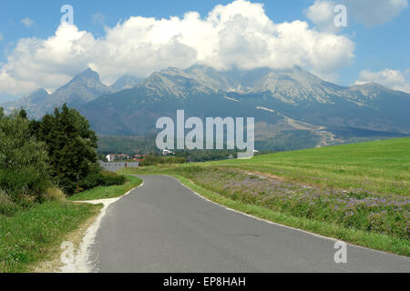 Road and view on the mountains with clouds in High Tatras, Slovakia. Stockfoto