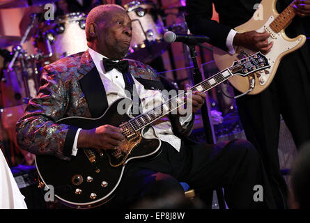 Blues-Legende b.b. King mit Starbesetzung in einem weißen Haus-Veranstaltung mit dem Titel führt In Performance im Weißen Haus: Red, White and Blues, 21. Februar 2012 in Washington, DC. Als Bestandteil der In Performance-Serie haben Musik-Legenden und zeitgenössischen großen Künstlern eingeladen, im Weißen Haus für eine Feier der Blues-Musik und als Anerkennung für Black History Month durchführen. Das Programm vorgestellten Auftritte von Troy "Trombone Shorty" Andrews, Jeff Beck, Gary Clark, Jr., Shemekia Copeland, Buddy Guy, Warren Haynes, Mick Jagger, Keb Mo, Susan Tedeschi und Derek Trucks mit Taraji P. Henso Stockfoto