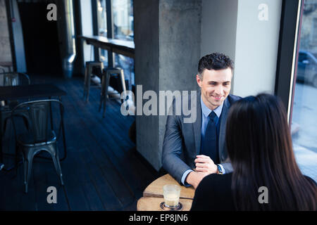 Geschäftsfrau und glücklich Geschäftsmann diskutieren im café Stockfoto
