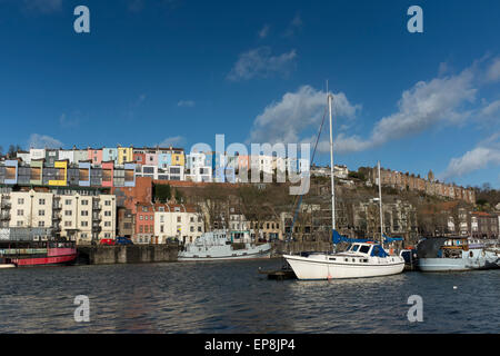 Blick auf die bunten Reihenhäuser aus baltischen Wharf Marina über Floating Harbour, Bristol, UK Stockfoto