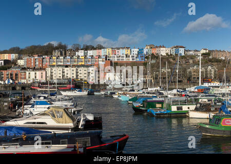 Blick auf die bunten Reihenhäuser und Bristol Marina über Floating Harbour, Bristol, UK Stockfoto